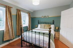 GWYNANT BACH - Cosy 2 Bedroom Accommodation in Snowdonia National Park, Conwy, North Wales, UK